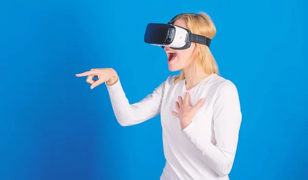 Nő izgatott, 3D-s szemüveg használata. Vicces nő tapasztal 3d szerkentyű technológia - közelről. Nő a virtuális-valóság sisak. Kapcsolódási pontok. — Stock Fotó