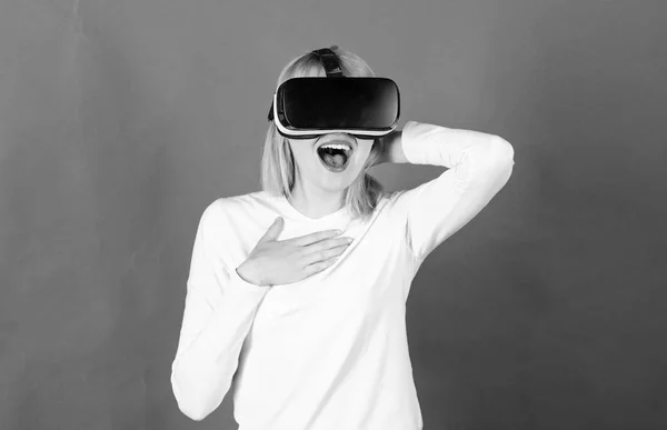 Nő visel virtuális valóság szemüveg. Boldog nő feltárása bővített világ, kölcsönhatásban áll a digitális interfész. Nő használ VR készülék. VR jövő. — Stock Fotó