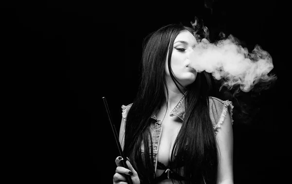 Adicción poco saludable. Droga Tabaco. exhala humo sobre fondo negro. Mala costumbre. Mujer vapor. mujer sexy fumando cigarro. bar de narguile. Un cigarrillo electrónico. espacio de copia. sentirse libre — Foto de Stock