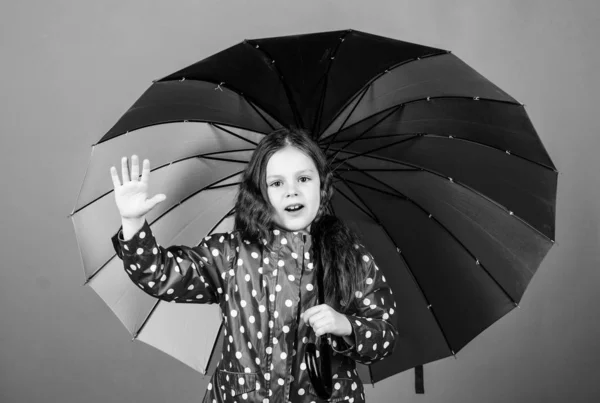 Niña feliz con paraguas colorido. moda de otoño. niño hipster alegre en estado de ánimo positivo. protección contra la lluvia. Arco iris. Niña con impermeable. Los sentimientos puros. Hola otoño — Foto de Stock