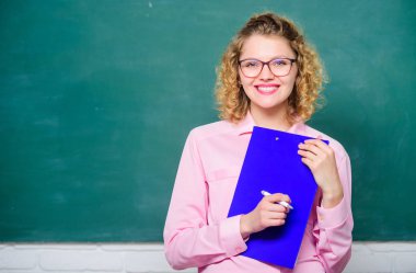 Ilham. belge klasörü ile öğretmen. okul dersinde kız öğretmen. tahtada gözlüklü mutlu öğrenci. projeyi rapor edin. Okula geri dön. yeni öğretim yılı. Kız sınavlara hazırlanın. kopyalama alanı