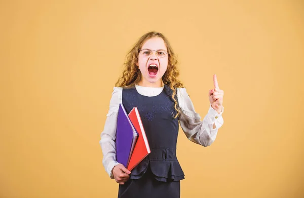 Notebook voor dagboek notities. studie les. hometwork. kennis en onderwijs. Terug naar school. klein meisje met papieren folder. schreeuwen klein meisje wil leraar zijn. Altijd vragen, altijd afvragen — Stockfoto