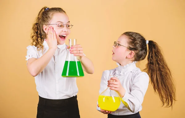 Des écolières amies avec des liquides chimiques. Enfance et éducation. Connaissance et information. Expérimenter ensemble. Concept d'éducation. Expérience fascinante. Connaissances de base. Journée du savoir — Photo