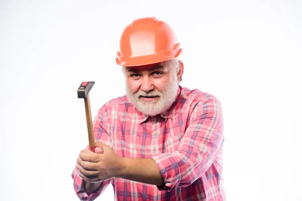 Reparaturwerkstatt. Reparaturkonzept. leitender Vorarbeiter. Reparatur im Baumarkt. Mann bärtige Arbeiter tragen Helm halten Hammer. Heimwerker reparieren. erfahrener Ingenieur. Reparatur oder Renovierung — Stockfoto