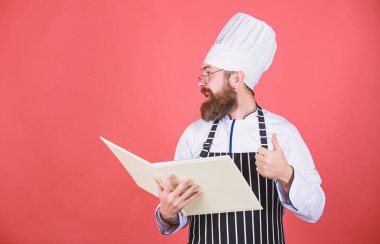 Teslim onayı. Şapkalı Şef adam. Gizli tat tarifi. Vejetaryen. Sakallı olgun şef. Sakallı adam mutfakta yemek pişirmek, mutfak. Diyet ve organik gıda, vitamin. alanı kopyalayın. Sağlıklı gıda