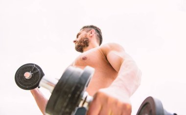 güçlü ab gövde ile adam sporcu. Steroid. fitness sağlık diyet. Barbell ile egzersiz kaslı adam. atletik vücut. Halter spor salonu. spor ekipmanları. Mükemmel altılı paket. Fitness rejimine güvenerek