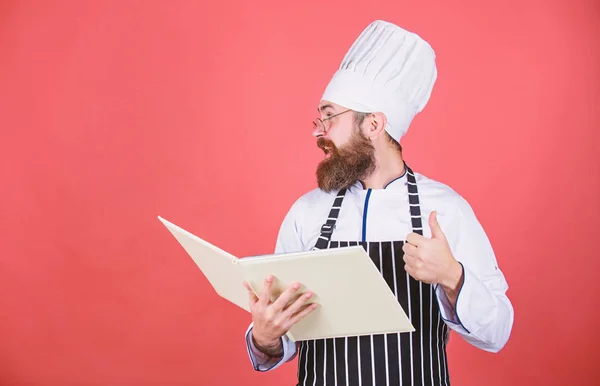 Delivery confirmation. Chef man in hat. Secret taste recipe. Vegetarian. Mature chef with beard. Bearded man cook in kitchen, culinary. Dieting and organic food, vitamin. copy space. Healthy food — Stock Photo, Image