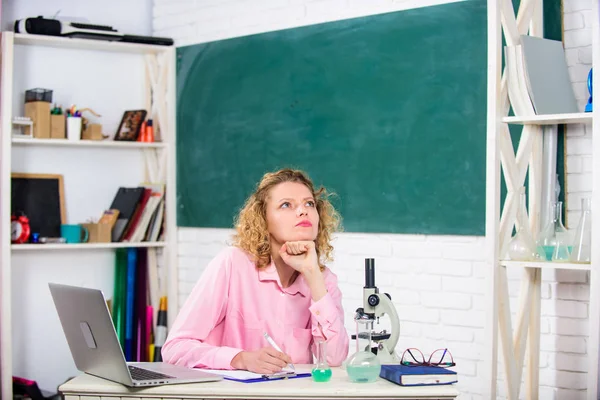 Stressande vetenskapsman. Stressande pedagog. Lärare stressigt yrke. Tryck nervös spänd. Flicka trött stressande uttryck med laptop och Mikroskop arbets utredning biologi och kemi — Stockfoto