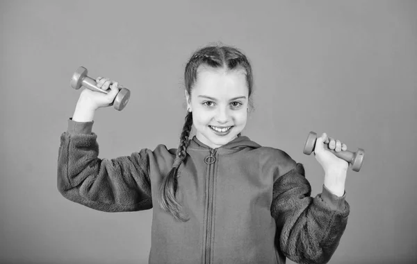 Styrketräning för muscules. Barndoms aktivitet. Fitness diet för energi hälsa. Sport framgång. Happy Child Sportsman med skivstång. Workout av liten flicka hålla hantel. arbeta hennes muscules — Stockfoto
