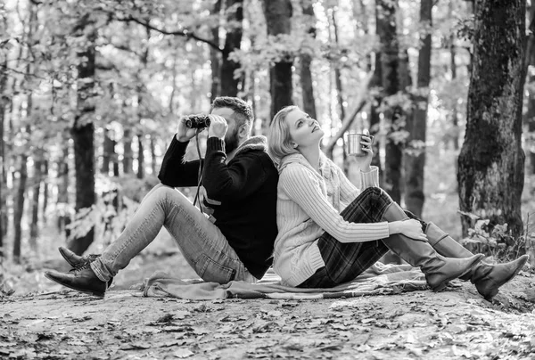 Mutlu sevgi dolu çift birlikte parkta rahatlatıcı. Çift aşık turistler piknik battaniye rahatlatıcı. Dürbünlü adam ve metal kupalı kadın doğa parkının tadını çıkarıyor. Park tarihi. Parkta birlikte dinlenmek — Stok fotoğraf