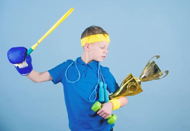 Her şeyde başarılı ol. Atlet başarılı çocuk spor ekipmanları ip boks eldiven tenis raket paten ve altın kadeh atlama. Başarı ve ödül. Başarıya ulaşalı. Sporda başarı