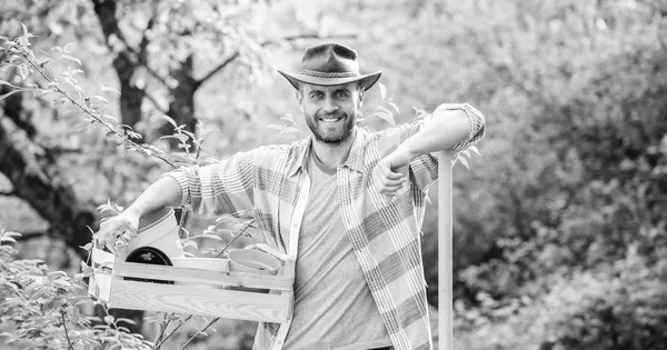 Ouvrier agricole écologique. Récolte. agriculteur sexy tenir la pelle et la boîte avec pot. agriculture et agriculture. J'adore travailler avec Plant. Équipement de jardin. heureux jour de la terre. Eco living. ranch musclé homme en chapeau de cow-boy — Photo