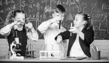 Laboratuar mikroskobu. Öğrenci sınavlara hazırlanıyor. Kimya mikroskobu. Küçük çocuklar okul laboratuarında Kimya öğreniyor. Laboratuarda küçük çocuklar. mikroskop ile biyoloji deneyleri yapan öğrenciler