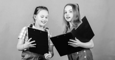 Çocuk kızlar yenileme planlıyor. Girişim çocuk kızlar kendi oda yeşil arka plan yenileme sağlar. Çocuk bakımı. Yenileme planı. İnşaat mühendisi mimar. Plana göre. Gelecekteki meslek