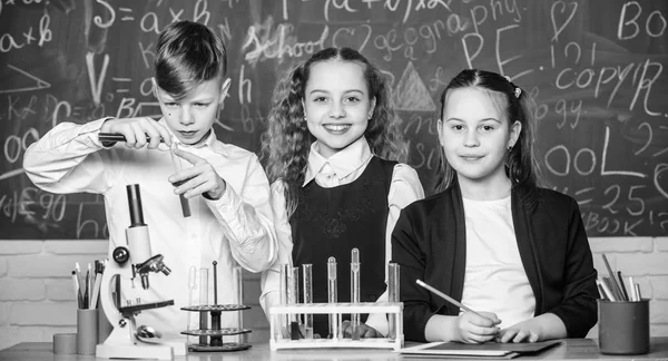 A felfedezés olyan izgalmas. Vegyi reakció akkor lép fel, amikor az anyag új anyagokká alakul át. A diákok kémiát tanulnak az iskolában. A vegyi anyag feloldódik egy másikban. A gyerekek szeretik a kémiai kísérleteket. — Stock Fotó