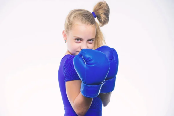 Niña con guantes azules posando sobre fondo blanco. La educación deportiva. Crianza para el liderazgo y el ganador. Fuerte boxeo infantil. Concepto de deporte y salud. Deporte de boxeo femenino. Sé fuerte. — Foto de Stock