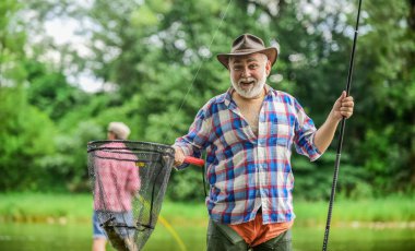 Sakallı adamlar balık tutar. Arkadaş balıkçılık ile olgun adam. Yaz tatili. Mutlu neşeli insanlar. Usta yem. Oltaya tasnisi olan balıkçı. Aktivite ve hobi. Balıkçılık tatlı su göl gölet nehir