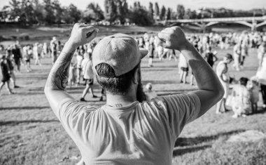 Adam tatil veya festival kutlamak. Yaz festivali. Adamın sakallı hipster'ı kalabalığın önünde. Açık hava konseri. Şimdi bilet ayırt. Erken kuş satışı. Müzik festivali. Eğlence konsepti. Yaz festivalini ziyaret edin