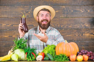 Organik bitkileri büyümek. Evde yetiştirilen organik yiyecekler. Sakallı ahşap arka planlı adam. Organik sebzeli çiftçi. Bahçe ve tarım sistemleri belirli teknikler reçete. Organik bahçecilik kavramı
