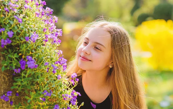 Sommar natur. Naturlig skönhet. Barndoms glädje. liten flicka luktar blommande blommor. Vår semester. Womens dag. Happy Child med Bush Bloom. Memorera detta ögonblick — Stockfoto