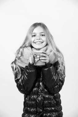 Çocuk tutun kupa siyah ceket ve pembe eşarp