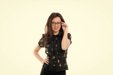 Seksi hissediyor. Kadın iş kavramı. Kendine güvenen iş Yöneticisi. Kadın gözlük çekici öğretmen veya öğretim üyesi. İş Bayan akıllı Ofis Müdürü. Kız giyim resmi elbise beyaz arka plan