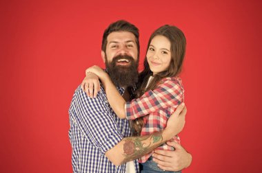 Mutlu an. Adam baba ve sevimli küçük kız kız kırmızı zemin üzerine sakallı. Babalar Günü'nü kutluyorlar. Aile değerleri kavramı. Aile bağları. Dostluk ilişkileri. Babası hippi ve kızı