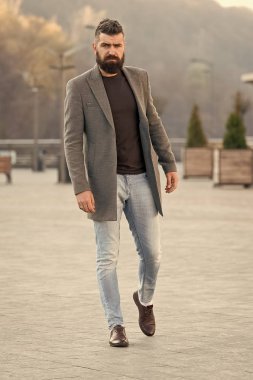 Şık casual kıyafet bahar mevsimi. Erkek giyim ve erkek moda kavramı. Adam hipster şık moda ceket veya ceket sakallı. Rahat kıyafet. Hippi moda model açık havada. Kentsel moda