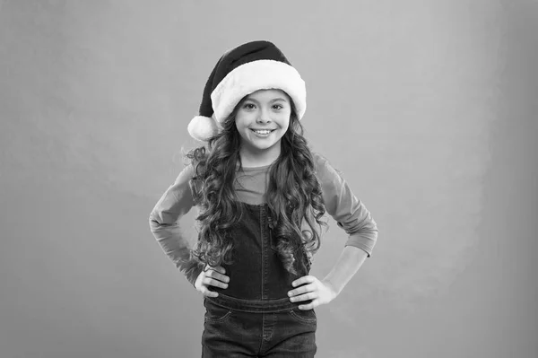 Niña con sombrero de santa. Regalo para Navidad. Infancia. Fiesta de año nuevo. Chico Santa Claus. Felices fiestas de invierno. Niña pequeña. Compras de Navidad. Composición de Navidad — Foto de Stock