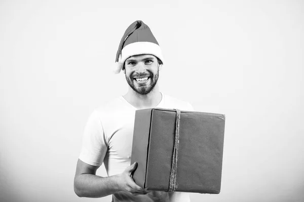 クリスマスのオンライン ショッピング。明けましておめでとう。黄色の背景に幸せなサンタの男。サンタの帽子の男は、クリスマス プレゼントを保持します。クリスマス前に朝。配信クリスマス プレゼント。クリスマスの組成 — ストック写真