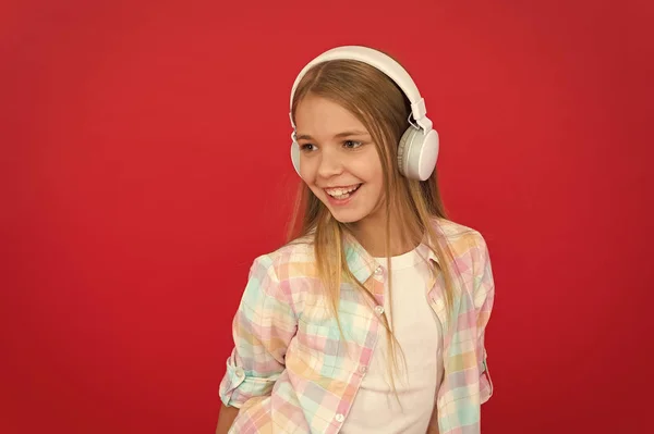 Canal de radio en línea. Niña escuchar música auriculares modernos. Obtener suscripción a una cuenta de música. Disfruta del concepto musical. La música siempre conmigo. Concepto de ocio. Niña escuchar auriculares canción — Foto de Stock