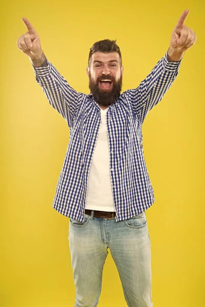 Kutlama başlatın. Sakal moda ve Kuaför kavramı. Adam hipster şık sakal sarı arka plan sakallı. Sakal ve bıyık bakımı. Hippi görünümü. Duygusal ifade. Kuaför ipuçları sakal korumak