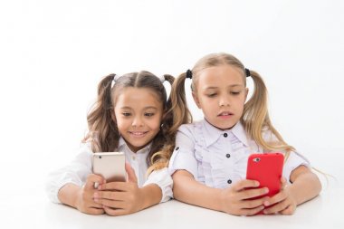 Sosyal ağları takip et. Oyun çevrimiçi. Blogcu okulu. Eğitim başvurusu. Liseli kızlar internetteki sosyal ağlarda sörf yapan akıllı telefonlar. Mesaj gönder. Çevrimiçi iletişim. Çevrimiçi web günlüğü oluştur