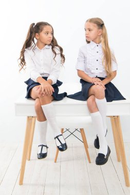 Neden üzgünsün? Okullu kızlar saçlarını tarayıp dinleniyorlar. Okul üniforması. Okul kulübü. Küçük liseli kızlar arkadaş canlısı çocuklar. Liseli kızlar masada otururlar. En iyi arkadaşlar dinleniyor.