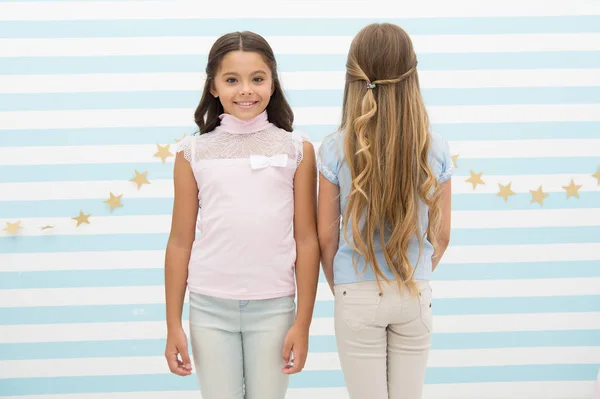 Brunette en blonde. Kapsalon. Kleine kinderen met lang haar. Kleine meisjes met lang krullend haar. Gezond haar. Shampoo conditioner balsem en masker. Curling styling. Prachtige krullen — Stockfoto