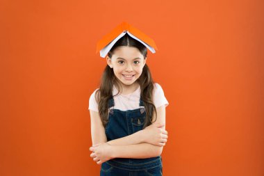 evde eğitim. okul kız turuncu arka plan kitap okuyun. edebiyat dersi. Okula geri dön. notlar yazma. çocuk günlüğü. şiir ve roman. modern eğitim. dizüstü bilgisayar ile mutlu küçük kız