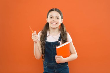 İlginç bir edebiyat. Gelişim ve eğitim. Çocuk bakımı ve mutlu çocukluk. Okulda okuyorum. Okuldaki ilk gün. İlk derse hazır. Eylül geldi. Okula geri dön. Çocuk tutma defteri