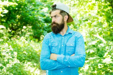 Ortamı kaydedin. Eko aktivist. Güneşli ormanda adam yakışıklı sakallı adam. Çevreile birleşmiş. Git yeşil taze düşün. Dünya günü. Doğa eko hareketini koruyun. Eko yaşam tarzı kavramı. Doğayı keşfedin