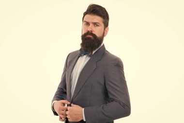 Kendine güvenen duruş. İş adamı ya da ev sahibi, modaya uygun, izole edilmiş beyaz bir kıyafet. Sakallı hippi adam klasik takım elbise giyer. Resmi kıyafet. Takım elbisene iyi bak. Zarif ve erkek tarzı. Moda konsepti