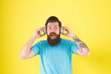 Kablosuz kulaklıklar temiz ses sunar. Modern teknoloji. Hipster modern kablosuz kulaklıklar kullanarak mutlu. Kablosuz yayın özgürlüğü size benzersizdir. Sakallı adam müzik kablosuz gadget dinlemek