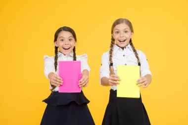 Bookland'daki Babes. çalışma kitabı ile neşeli sınıf arkadaşları. okuma hikayesi. çocuk edebiyatı. çocuklar dilbilgisi öğreniyor. Okula geri dön. Bilgi alın. Okul üniformalı küçük kızlar. kopyalama alanı