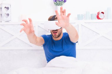 Bilinçli uyanış. VR iletişimi. Heyecan verici izlenimler. Artırılmış oyun alanı. Gerçeğe dön. Adam yatakta dinlenirken etrafı keşfeder. Sanal gerçeklikten uyanış. VR teknolojisi ve geleceği