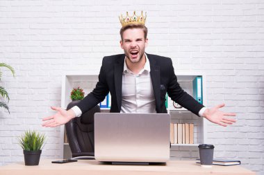 Ofis kralı. Tarz kralı. Zafere ve başarıya ulaşmak. Kraliyet ve lüks. Şöhret arayan adam. Güç ve zaferi temsil eden bir adam. İş kralı. İş adamı taç giyer. İş hayatında başarı