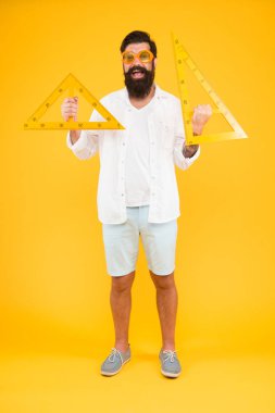 Üniversite eğitimi. Üçgenli sakallı. Özellikleri keşfetmek. Adam matematik dersi. Ölçme aleti kullanan öğrenci. Mühendislik mimarlık fakültesi öğrencisi. Akıllı öğrenci