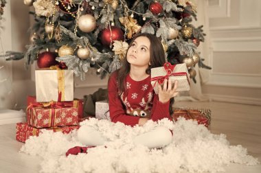 Noel Baba'yı bekliyorum. Xmas. Yeni Yılınız Kutlu Olsun. Noel alışveriş. Noel aile tatili. Xmas önce sabah. Sevimli küçük çocuk kızla xmas hediyesi. bilinmesi gerekenler