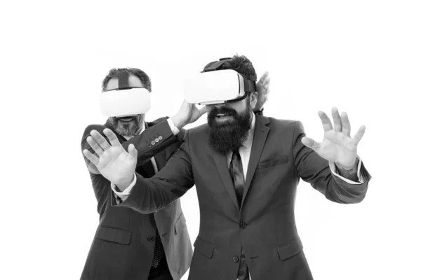 Realidade virtual. Parceria. homens maduros com barba de fato. tecnologia moderna em negócios ágeis. homens de negócios usam óculos VR. Experimente o novo mundo da realidade virtual. Futuro digital e inovação — Fotografia de Stock