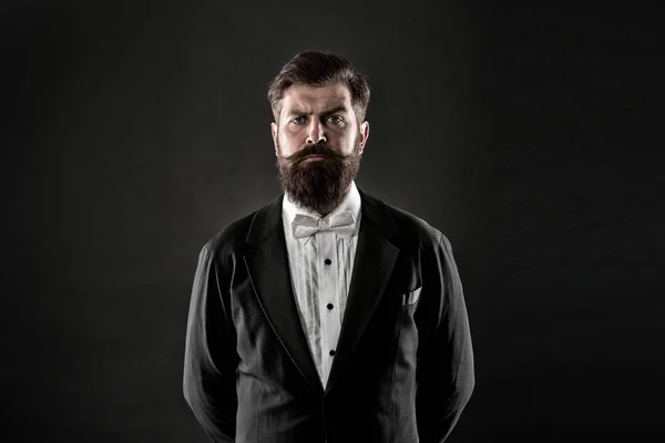 Clássico nunca fora de moda. Roupa masculina clássica. Homem barbudo com laço. Bem vestida e escrupulosamente arrumada. Um smoking de fato formal Hipster. Código de vestuário oficial do evento. Moda masculina. Estilo clássico — Fotografia de Stock