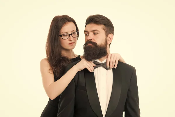 Déjame ayudarte con la pajarita. Mujer elegante dama ajustar pajarita masculina. Hombre barbudo caballero llevar esmoquin negro con pajarita. Concepto oficial de código de vestimenta. Pareja preparándose visita evento formal juntos — Foto de Stock