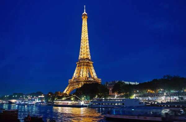 Paris, Frankrijk - 23 September 2017: icoon van Parijs. De toren van de Effel door de nacht. Reizen naar Frankrijk. De Eiffeltoren in één oogopslag. Theres geen gevoel zoals het — Stockfoto