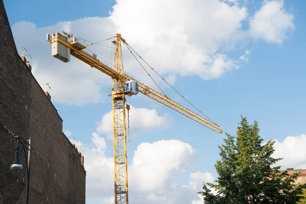 İnşaat alanı bulutlu gökyüzü arka plan üzerinde inşaat vinç. Mimari ve bina. Teknoloji ve endüstri. Geliştirme kavramı. Kule vinç. Yüksek kule vinç — Stok fotoğraf